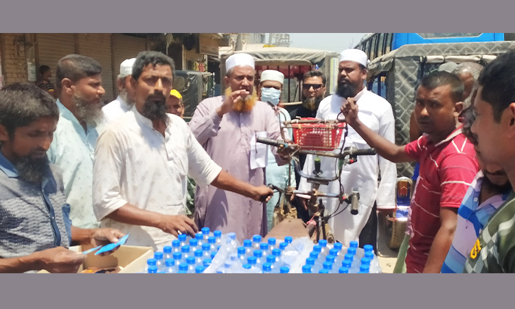 হিলিতে তীব্র গরমে বিশুদ্ধ পানি ও খাবার স্যালাইন বিতরণ