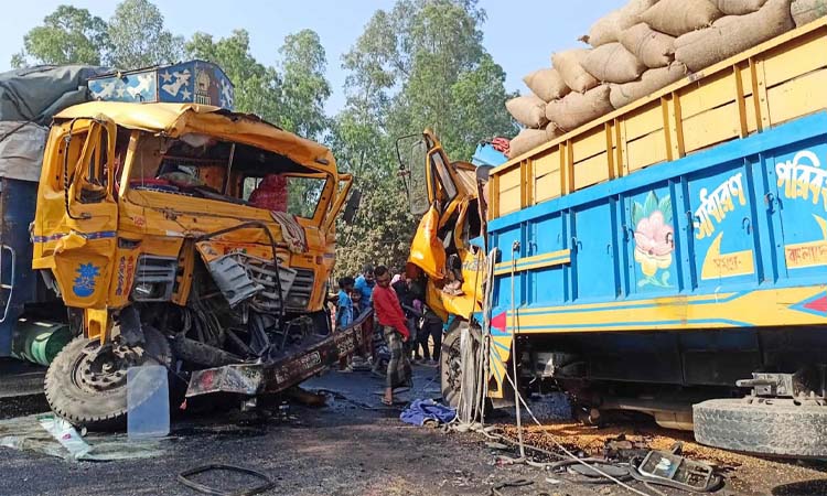 দিনাজপুরে দুই ট্রাকের সংঘর্ষে চালক-হেলপার নিহত