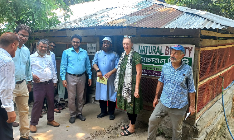 কাউখালীতে বাগান পরিদর্শনে আন্তর্জাতিক কৃষি উন্নয়ন তহবিলের প্রতিনিধি দল