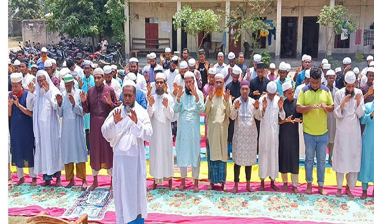 নড়াইলে ইস্তিসকার নামাজে কান্নায় ভেঙে পড়েন মুসল্লিরা