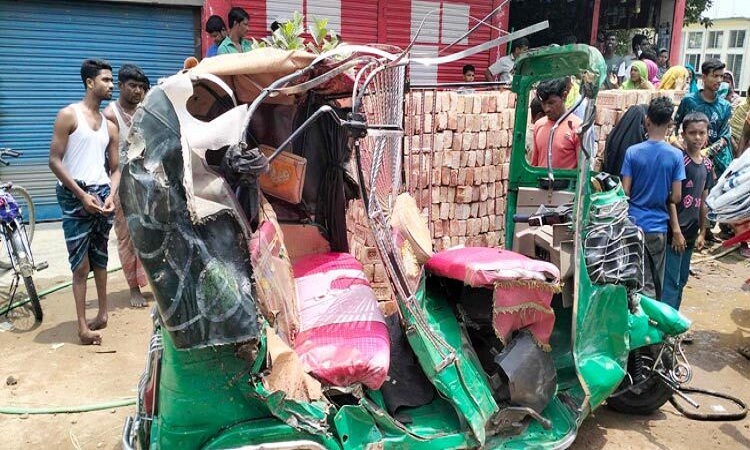 ময়মনসিংহে বাস-অটোরিকশার সংঘর্ষে ২ জনের মৃত্যু