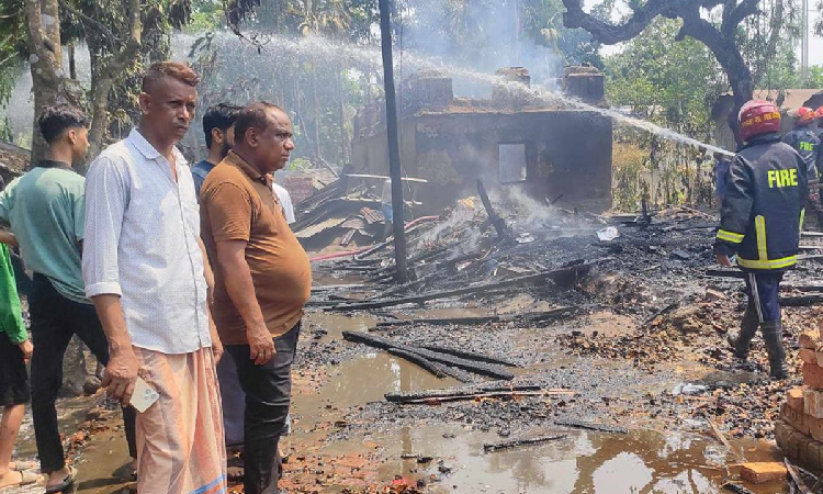 রাউজানে সিগারেটের আগুনে পুড়ল ৫ বসতঘর