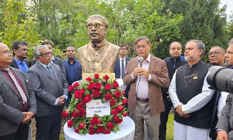 ভিয়েনায় বঙ্গবন্ধুর আবক্ষ ভাস্কর্য উন্মোচন করলেন পররাষ্ট্রমন্ত্রী