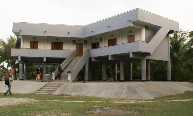 যে গ্রামে ৩৩ বছরেও আশ্রয় কেন্দ্র নেই