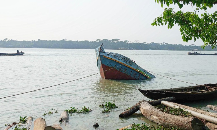 কাউখালীতে কোস্টারের ধাক্কায় বালু বোঝাই বাল্কহেড ডুবি