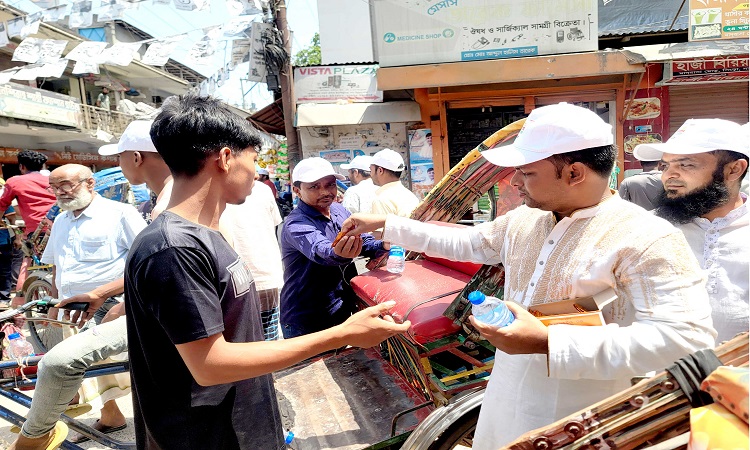 সিংড়ায় সেচ্ছাসেবকলীগের খাবার পানি ও স্যালাইন বিতরণ