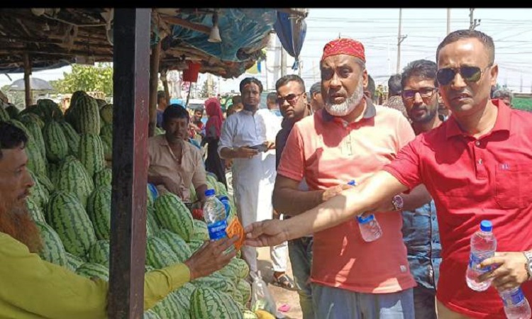 ভালুকায় সর্বসাধারণের মাঝে পানি ও খাবার স্যালাইন বিতরণ
