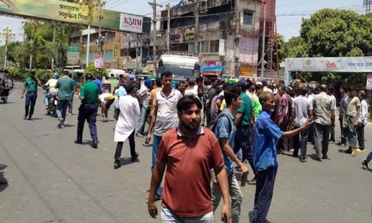 রাজশাহীতে মে দিবসে মোটর শ্রমিকদের সড়ক অবরোধ