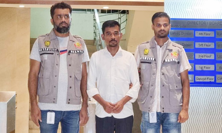 আলোচিত মিল্টন সমাদ্দারকে গ্রেফতার করেছে ডিবি