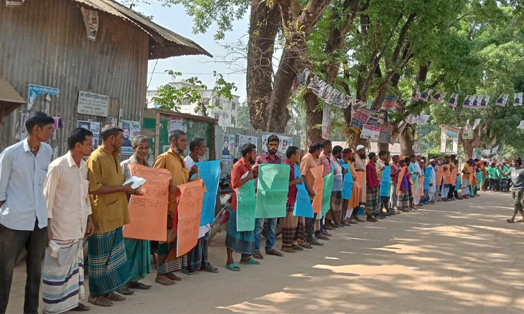 সোমেশ্বরী নদীর ইজারা কার্যক্রম চালুর দাবিতে শ্রমিকদের মানববন্ধন