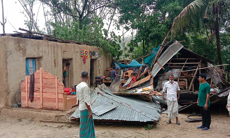 লামায় আকস্মিক ঘূর্ণিঝড়ে লন্ডভন্ড ৯ শতাধিক ঘরবাড়ি