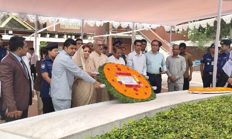 বঙ্গবন্ধুর সমাধিতে সুপ্রিম কোর্টের আপিল বিভাগের নবনিযুক্ত তিন বিচারপতির শ্রদ্ধা