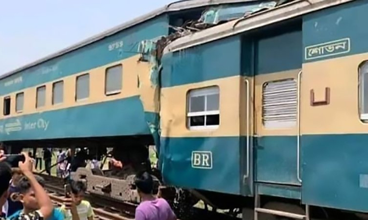 জয়দেবপুরে দুই ট্রেনের সংঘর্ষ, চালকসহ আহত ৪