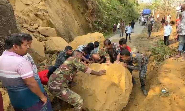 ভারী বৃষ্টিতে পাহাড় ধস, বাঘাইছড়ির সঙ্গে যান চলাচল বন্ধ
