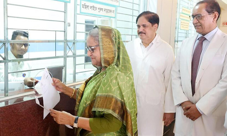 ১০ টাকায় টিকিট কেটে চোখের চিকিৎসা নিলেন প্রধানমন্ত্রী