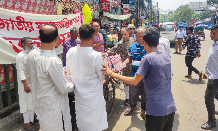 তৃষ্ণার্ত মানুষের মাঝে জাসদের পানীয়জল বিতরণ