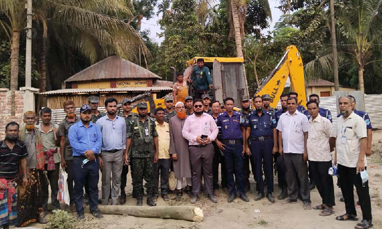কাশিয়ানীতে সরকারি জমিতে গড়ে উঠা অবৈধ স্থাপনা উচ্ছেদ
