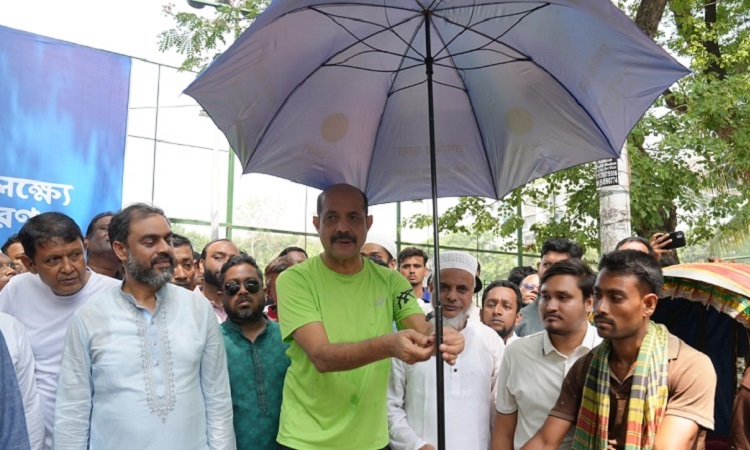 উত্তরায় রিকশাচালকদের মাঝে ছাতা বিতরণ করলেন মেয়র আতিকুল