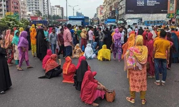 বনানীতে সড়ক অবরোধ করে পোশাক শ্রমিকদের বিক্ষোভ