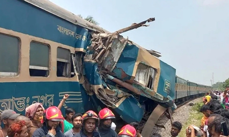 গাজীপুরে দুই ট্রেনের সংঘর্ষ, ২৪ ঘণ্টায়ও শেষ হয়নি উদ্ধারকাজ