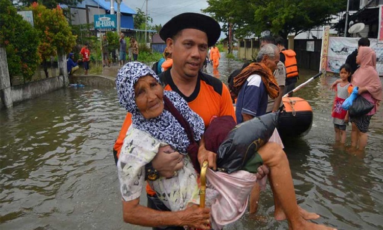 ইন্দোনেশিয়ায় বন্যা-ভূমিধসে নিহত ১৫