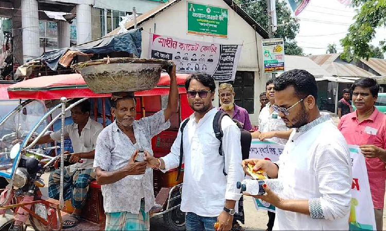 কালিহাতী রিপোর্টার্স ইউনিটির উদ্যোগে পানি ও স্যালাইন বিতরণ