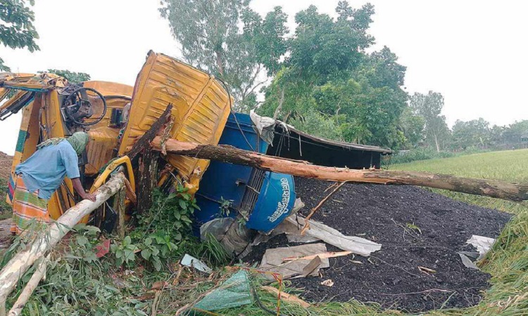 মাদারগঞ্জে কয়লাবাহী ট্রাক উল্টে চালক নিহত