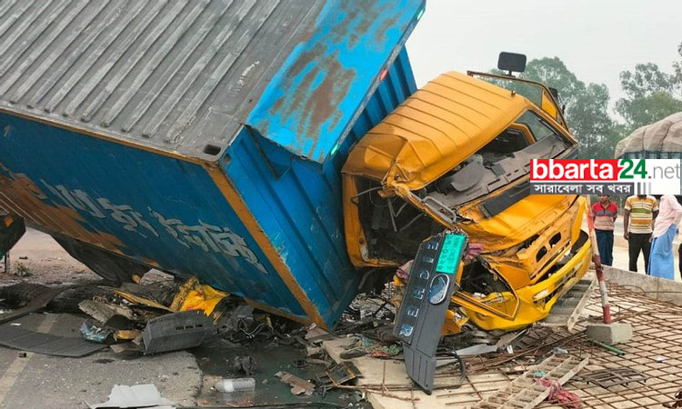 টাঙ্গাইলে কাভার্ডভ্যান-ট্রা‌ক সংঘ‌র্ষে চালক নিহত