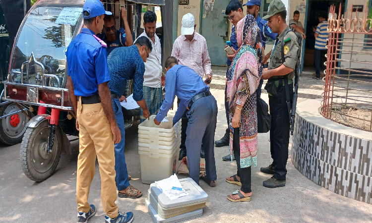 রাজবাড়ীর ২টি উপজেলায় ভোট আগামীকাল, কেন্দ্রে পাঠানো হচ্ছে সরঞ্জাম