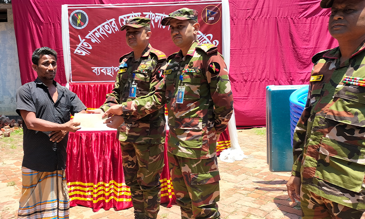 খাগড়াছড়িতে বজ্রপাতে ক্ষতিগ্রস্তদের সেনাবাহিনীর আর্থিক সহায়তা