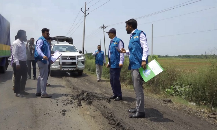 সড়কে নিম্নমানের বিটুমিন: ঝিনাইদহ-যশোর মহাসড়কে দুদকের অভিযান