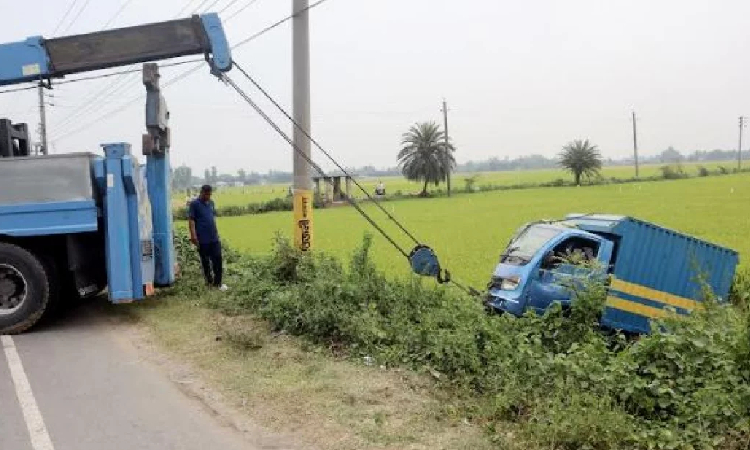 পিকআপের ধাক্কায় ১ অটোরিকশার যাত্রী নিহত, আহত ৩