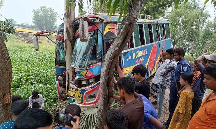 হিলিতে যাত্রীবাহী বাস নিয়ন্ত্রণ হারিয়ে গাছের সঙ্গে ধাক্কা, আহত ২৫