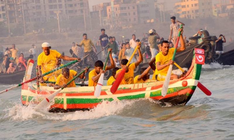 মরতে বসা কর্ণফুলী নদীতে জৌলুসহীন ‘সাম্পান বাইচ’