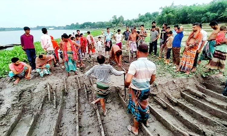 মাটির নিচে দুইশত বছরের পুরাতন নৌকার সন্ধান