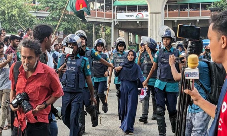 শাহবাগে পুলিশের ধাওয়ায় চাকরির বয়সসীমা ৩৫ প্রত্যাশীরা ছত্রভঙ্গ, আটক ১০