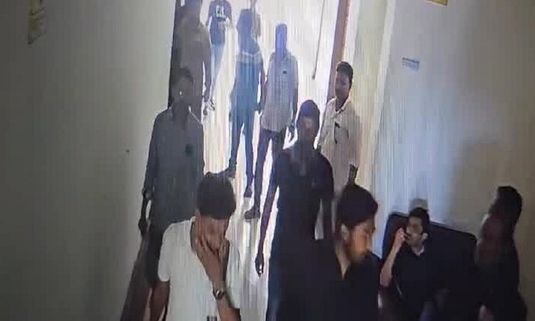 কাজ না দেওয়ায় প্রাণনাশের হুমকি, থানায় মামলা, আটক ২
