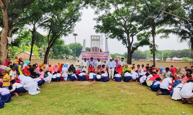 মায়ের পা ধুয়ে দিয়ে মা দিবস উদযাপন করলো শিক্ষার্থীরা