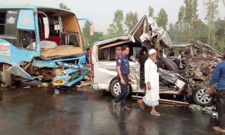 এপ্রিলে সড়কে ঝরল ৬৭৯ প্রাণ