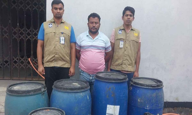 কিশোরগঞ্জে ৭১০ লিটার চোলাই মদসহ ইউপি সদস্য গ্রেফতার