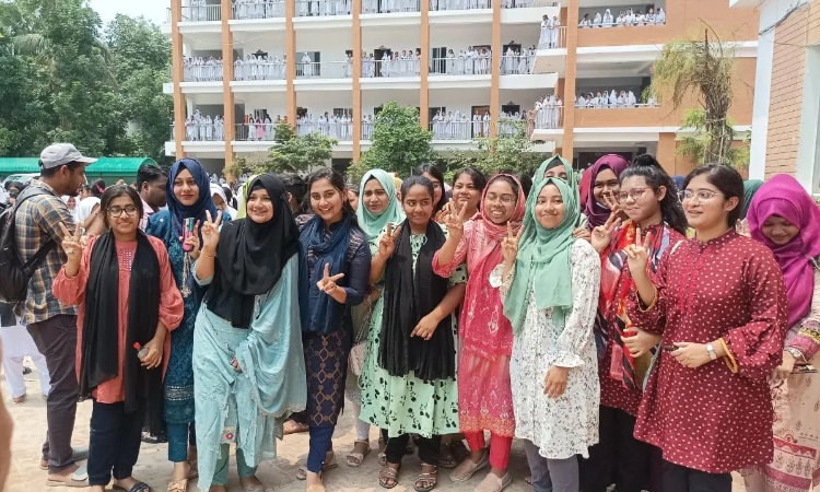 নরসিংদীতে এক স্কুলের ২৯৫ শিক্ষার্থীর ২৯৪ জনই পেল জিপিএ-৫