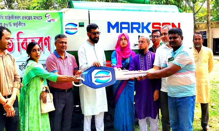 হিলিতে কৃষকের মাঝে ভর্তুকি মূল্যে হারভেস্টার মেশিন বিতরণ