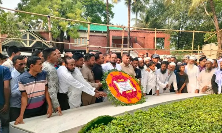 বঙ্গবন্ধুর সমাধিতে নবনির্বাচিত টুঙ্গিপাড়া উপজেলা চেয়ারম্যানের শ্রদ্ধা
