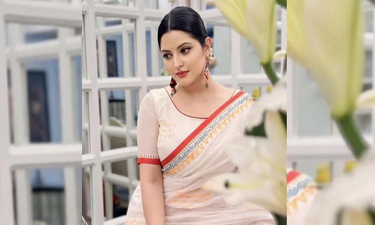 মা দিবসে প্রথমবারের মতো মেয়েকে প্রকাশ্যে আনলেন পরীমণি