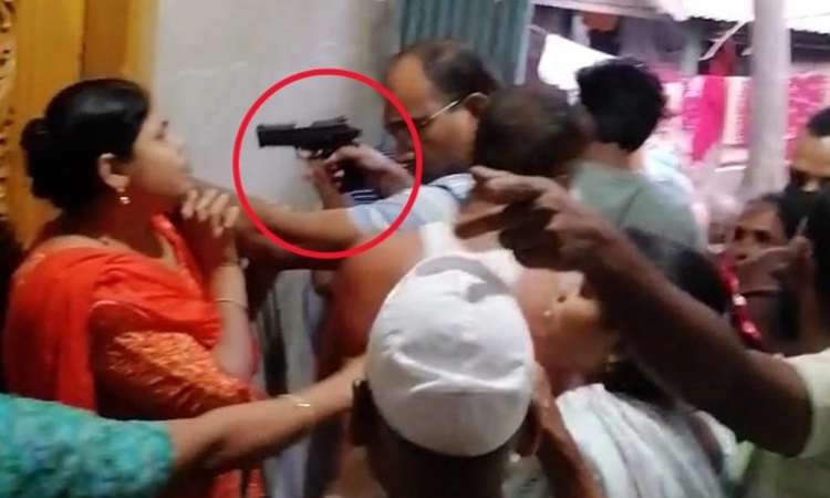 আসামিকে না পেয়ে নারীর মাথায় পিস্তল ঠেকালেন পুলিশ কর্মকর্তা!