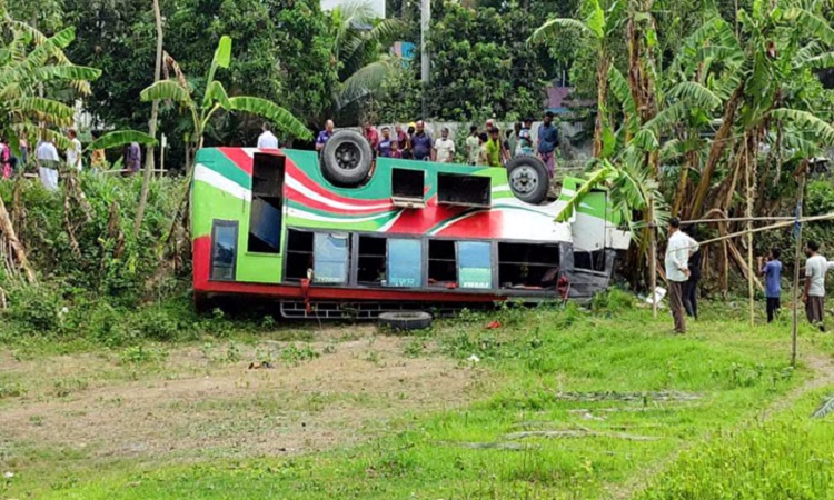 রাজবাড়ীতে নিয়ন্ত্রণ হারিয়ে যাত্রীবাহী বাস খাদে, আহত ২০