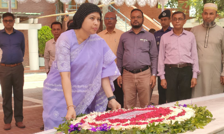 জাতির পিতার সমাধিতে প্রাথমিক ও গণশিক্ষা প্রতিমন্ত্রীর শ্রদ্ধা