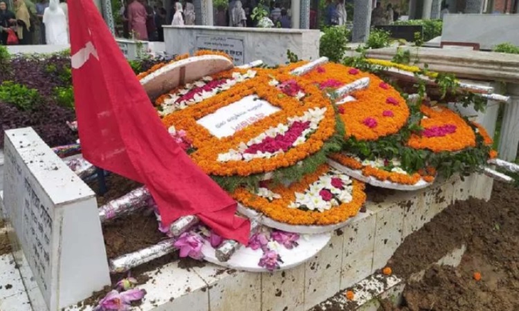 বাবা-মায়ের পাশে চিরনিদ্রায় শায়িত কমরেড হায়দার আকবর খান রনো
