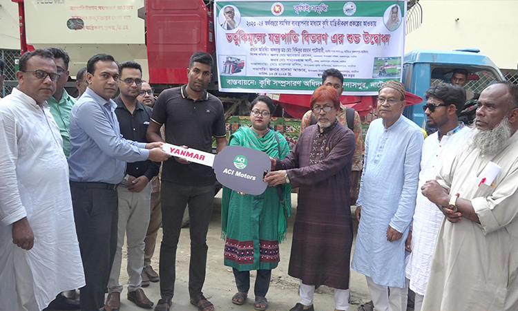 গুরুদাসপুরে ভর্তুকি মূল্যে কৃষি যন্ত্রপাতি বিতরণ