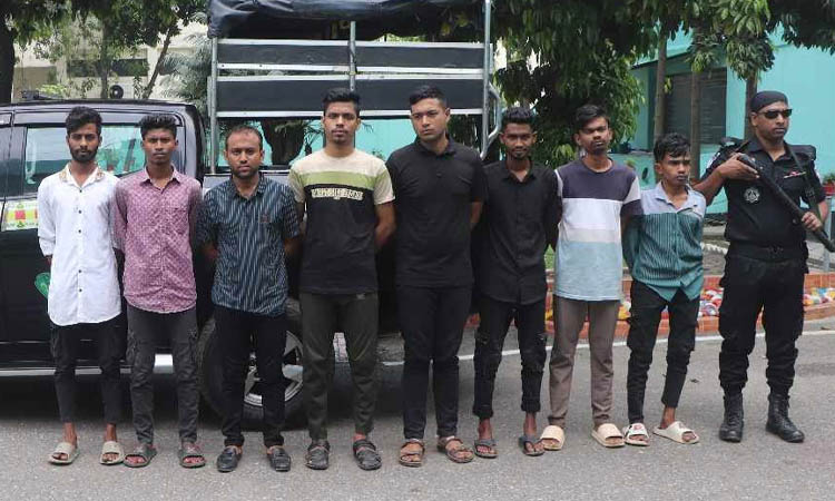 রাজধানীতে র‌্যাবের অভিযানে কিশোর গ্যাংয়ের ৮ সদস্য গ্রেফতার